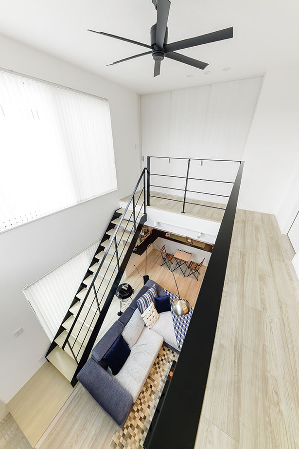 アールギャラリー(アールプランナー) 【2000万円台/30坪/旗竿地/間取り図】狭小地でつくる吹抜けと回廊、土間。壁をなくした玄関で開放的な家にの建築実例画像9