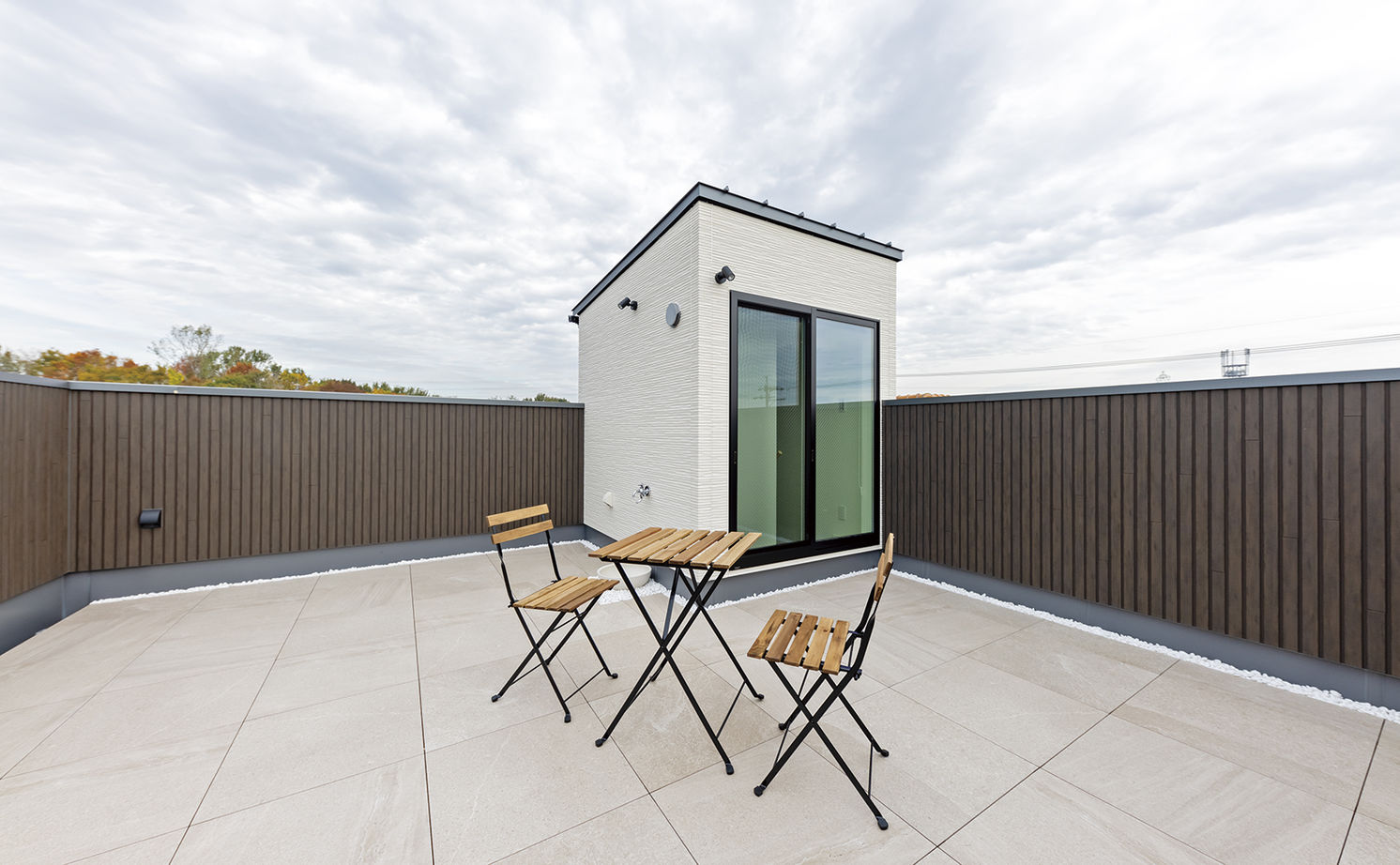 アールギャラリー(アールプランナー) 【2000万円台/30坪/旗竿地/間取り図】狭小地でつくる吹抜けと回廊、土間。壁をなくした玄関で開放的な家にの建築実例画像10