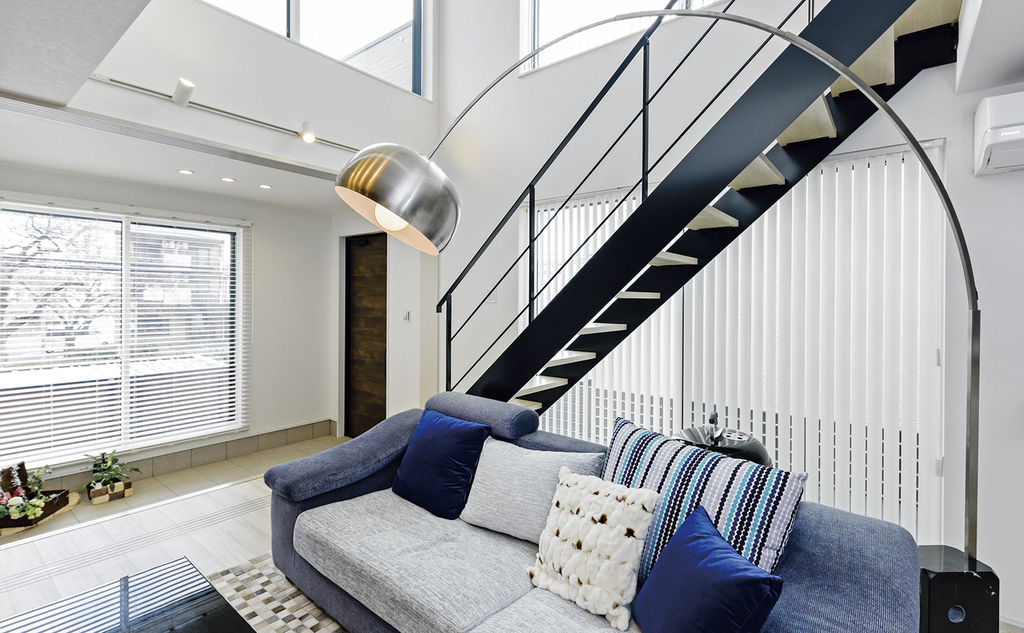 アールギャラリー(アールプランナー) 【2000万円台/30坪/旗竿地/間取り図】狭小地でつくる吹抜けと回廊、土間。壁をなくした玄関で開放的な家にの建築実例画像11