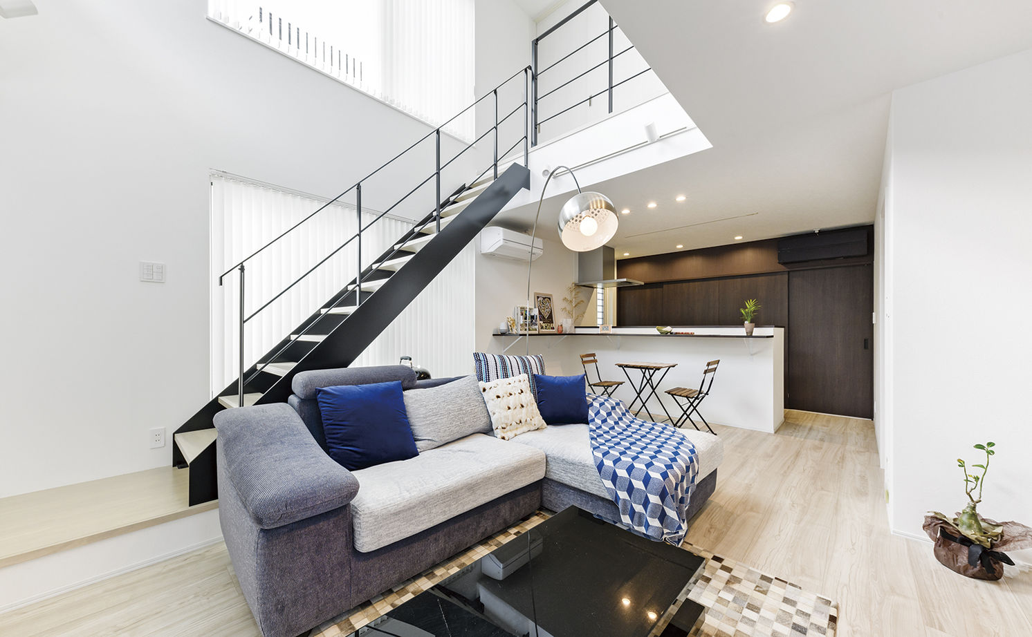 アールギャラリー(アールプランナー) 【2000万円台/30坪/旗竿地/間取り図】狭小地でつくる吹抜けと回廊、土間。壁をなくした玄関で開放的な家にの建築実例画像12