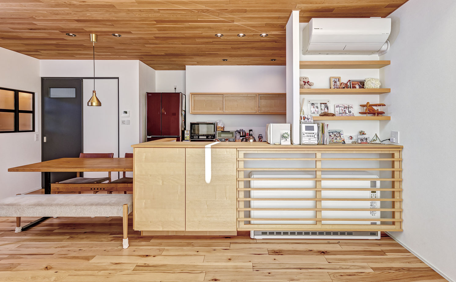 アールギャラリー(アールプランナー) 【2000万円台/30坪台/間取り有】こだわりの素材で魅せる。吹抜けや書斎を備える非日常空間を味わう家の建築実例画像2