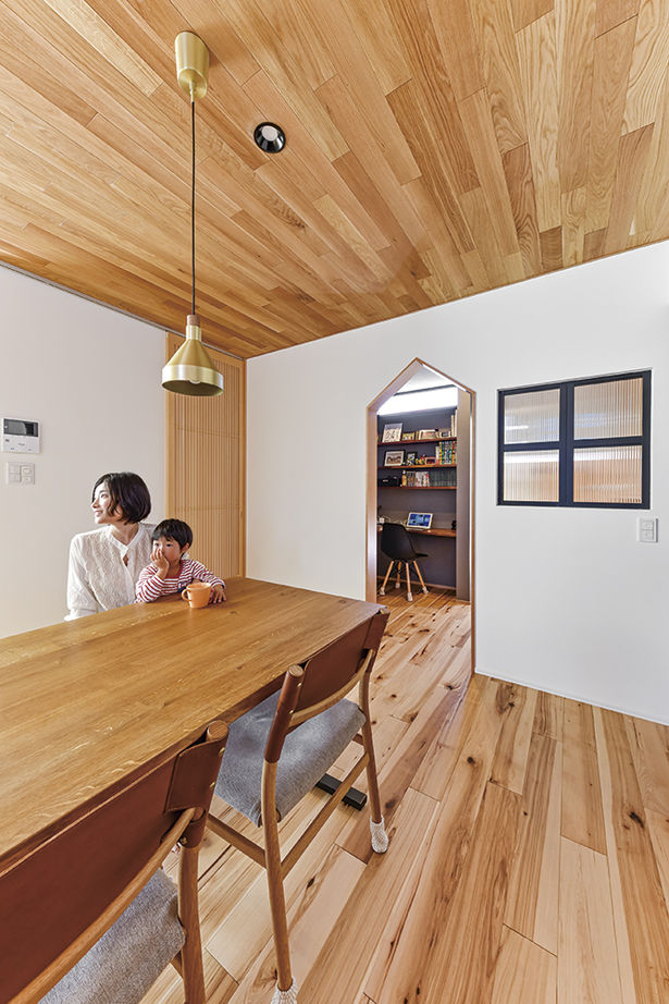 アールギャラリー(アールプランナー) 【2000万円台/30坪台/間取り有】こだわりの素材で魅せる。吹抜けや書斎を備える非日常空間を味わう家の建築実例画像4