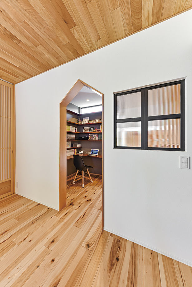 アールギャラリー(アールプランナー) 【2000万円台/30坪台/間取り有】こだわりの素材で魅せる。吹抜けや書斎を備える非日常空間を味わう家の建築実例画像12