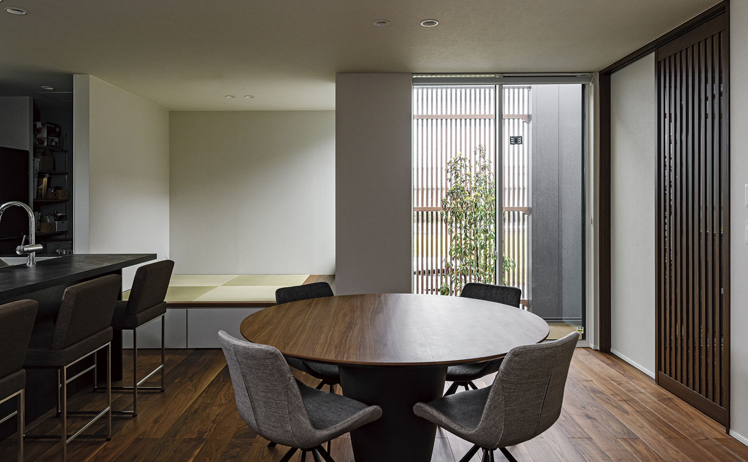 アールギャラリー(アールプランナー) 【平屋/3000万円台/30坪台/3LDK/間取り図】2つの庭を持つ、非日常の平屋。隠れ家的レストランの佇まいの建築実例画像2