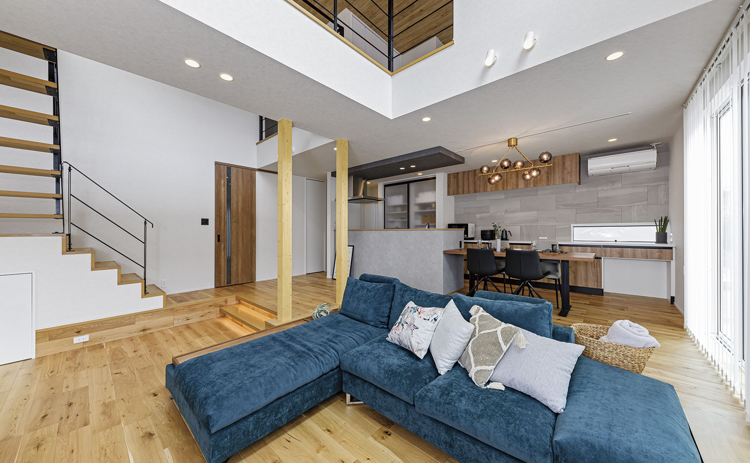 アールギャラリー(アールプランナー) 【2000万円台/40坪台/間取り有】吹抜けリビングに架かる、橋のような回廊。開放的な空間と、遊び心のある家の建築実例画像5