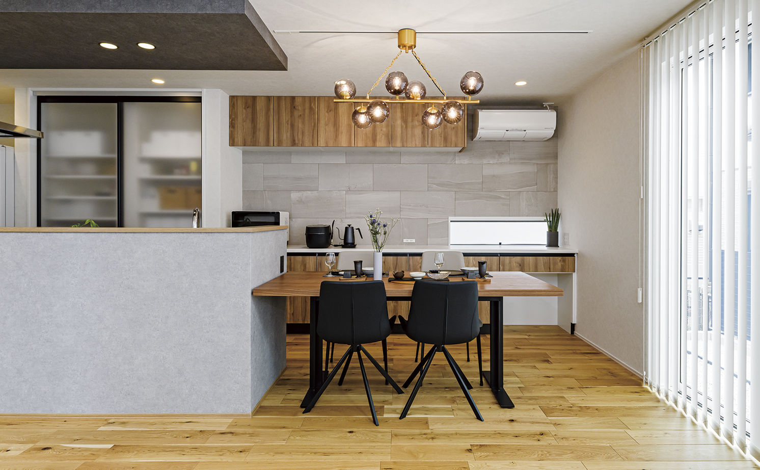 アールギャラリー(アールプランナー) 【2000万円台/40坪台/間取り有】吹抜けリビングに架かる、橋のような回廊。開放的な空間と、遊び心のある家の建築実例画像6