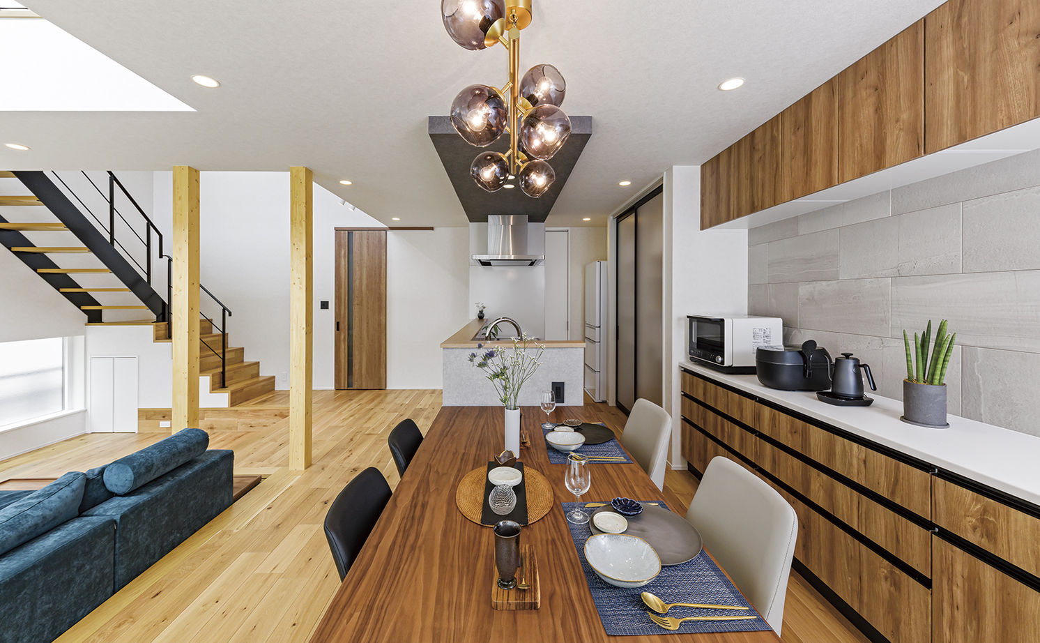 アールギャラリー(アールプランナー) 【2000万円台/40坪台/間取り有】吹抜けリビングに架かる、橋のような回廊。開放的な空間と、遊び心のある家の建築実例画像7