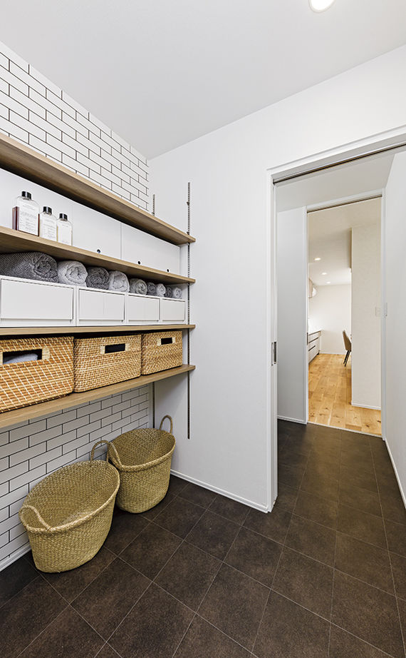 アールギャラリー(アールプランナー) 【2000万円台/40坪台/間取り有】吹抜けリビングに架かる、橋のような回廊。開放的な空間と、遊び心のある家の建築実例画像9