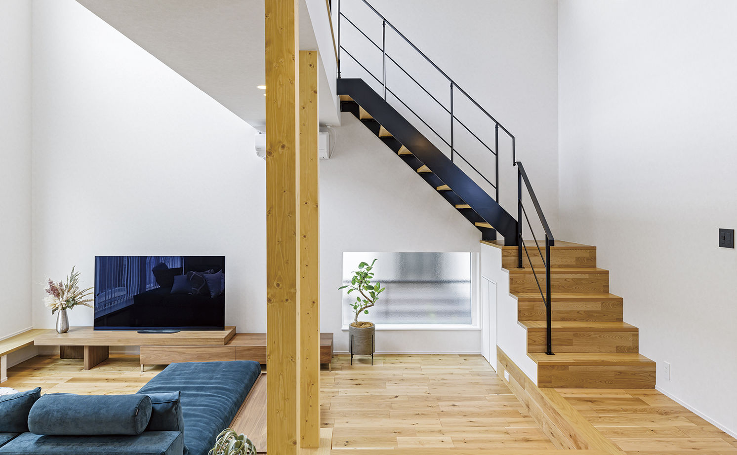 アールギャラリー(アールプランナー) 【2000万円台/40坪台/間取り有】吹抜けリビングに架かる、橋のような回廊。開放的な空間と、遊び心のある家の建築実例画像12