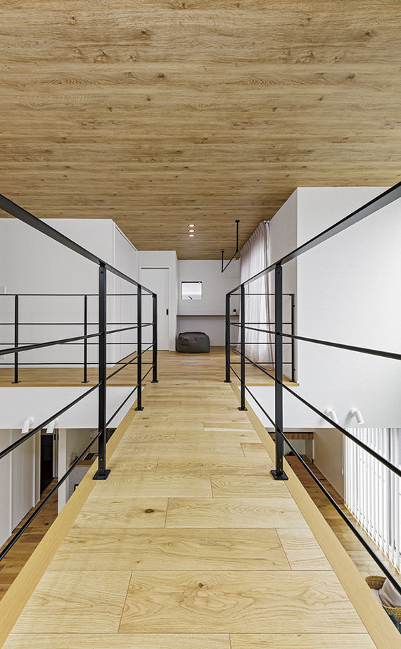 アールギャラリー(アールプランナー) 【2000万円台/40坪台/間取り有】吹抜けリビングに架かる、橋のような回廊。開放的な空間と、遊び心のある家の建築実例画像19