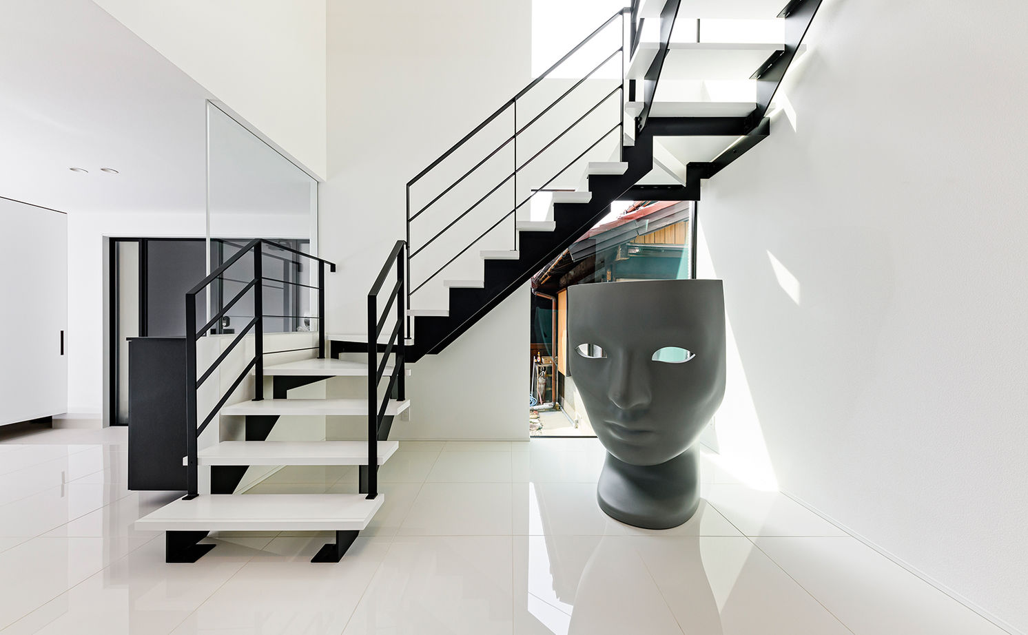 アールギャラリー(アールプランナー) 【ハイグレード／60坪／間取り有】鉄骨階段から回廊を渡り2階LDKへ。家時間が充実する、寛ぎのリゾート空間の建築実例画像4