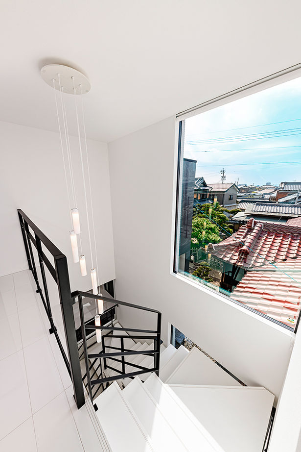 アールギャラリー(アールプランナー) 【ハイグレード／60坪／間取り有】鉄骨階段から回廊を渡り2階LDKへ。家時間が充実する、寛ぎのリゾート空間の建築実例画像7