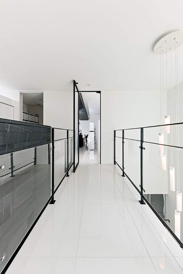 アールギャラリー(アールプランナー) 【ハイグレード／60坪／間取り有】鉄骨階段から回廊を渡り2階LDKへ。家時間が充実する、寛ぎのリゾート空間の建築実例画像8