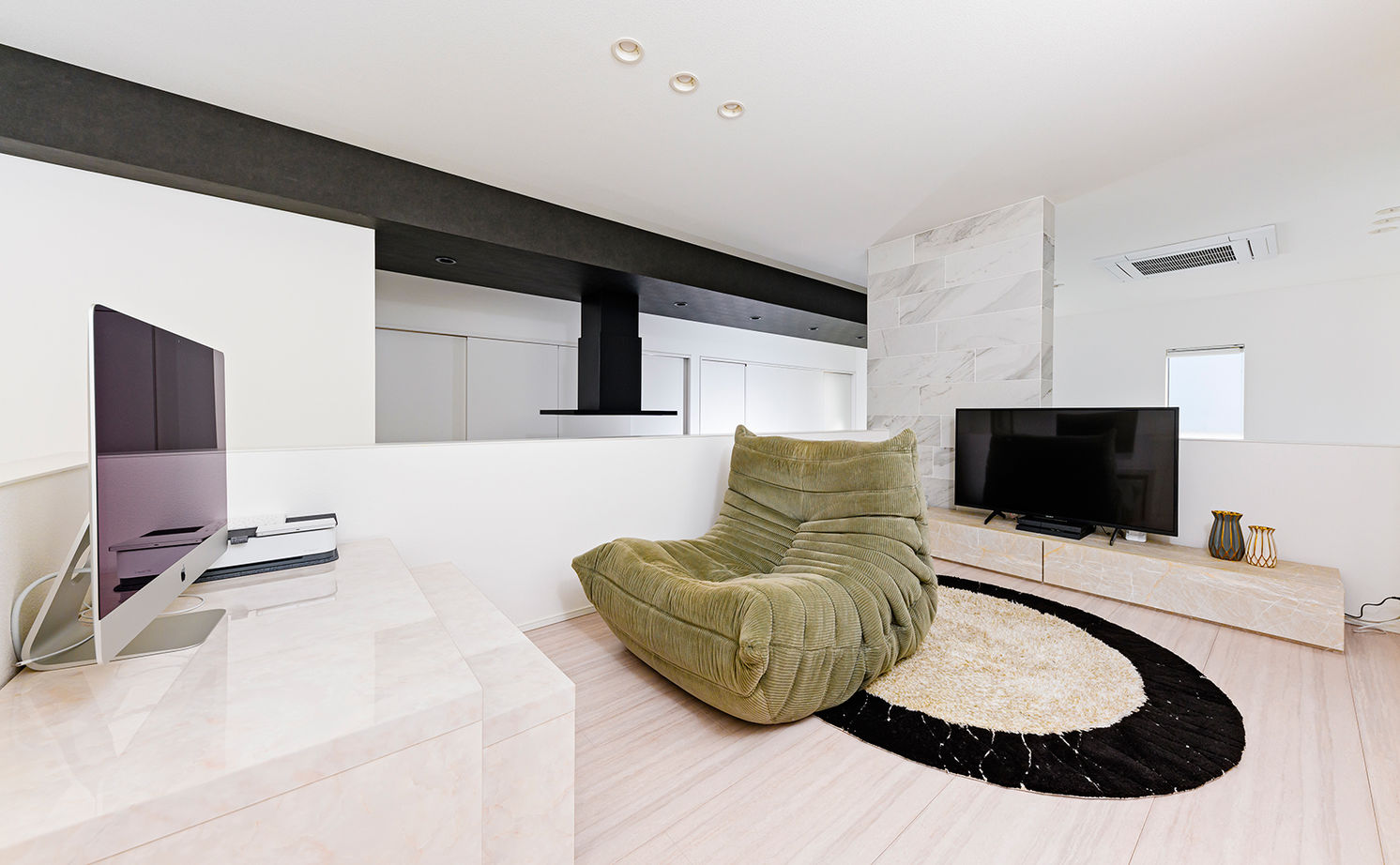 アールギャラリー(アールプランナー) 【ハイグレード／60坪／間取り有】鉄骨階段から回廊を渡り2階LDKへ。家時間が充実する、寛ぎのリゾート空間の建築実例画像14