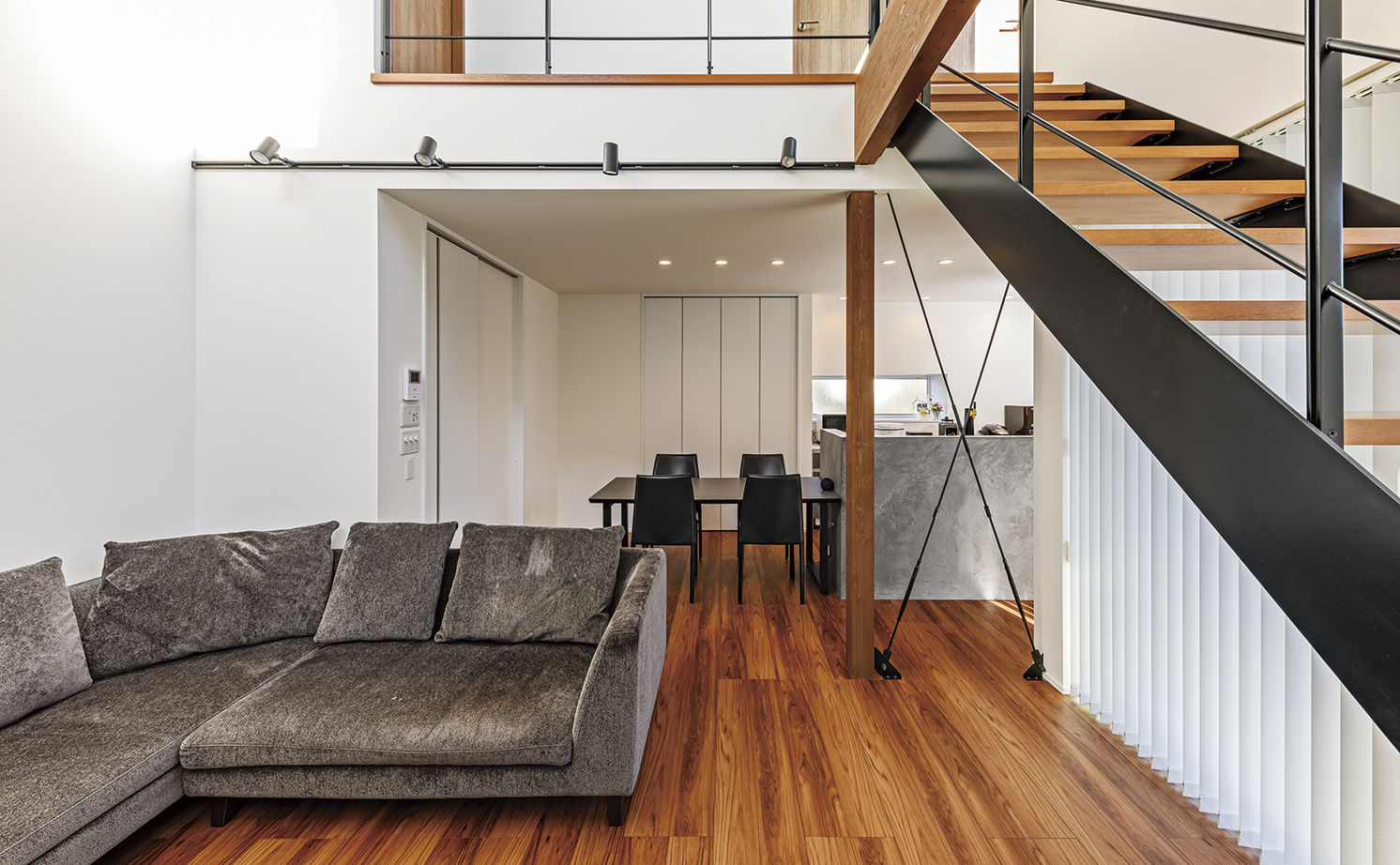 アールギャラリー(アールプランナー) 【2000万円台/30坪台/間取り有】吹抜けリビングと中庭のある暮らし。外を閉じて、内に開放する家の建築実例画像4