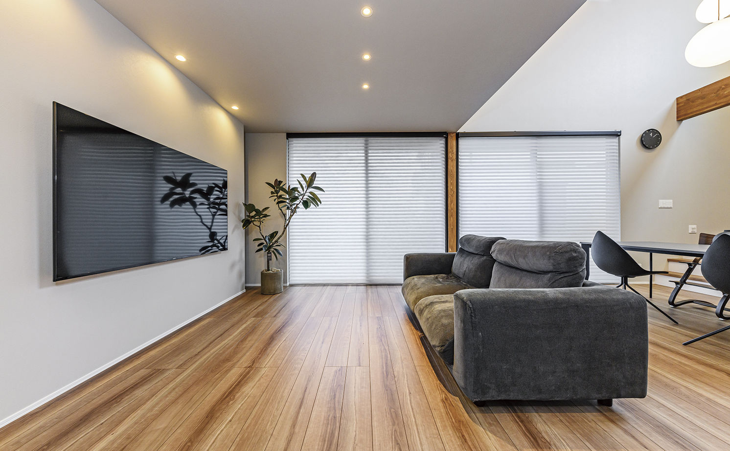 アールギャラリー(アールプランナー) 【2000万円台/30坪台/間取り有】モダンクラシックな塗り壁の外観。吹抜けとのギャップを楽しむ家の建築実例画像4