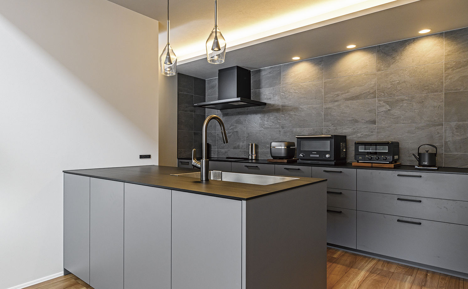 アールギャラリー(アールプランナー) 【2000万円台/30坪台/間取り有】モダンクラシックな塗り壁の外観。吹抜けとのギャップを楽しむ家の建築実例画像7