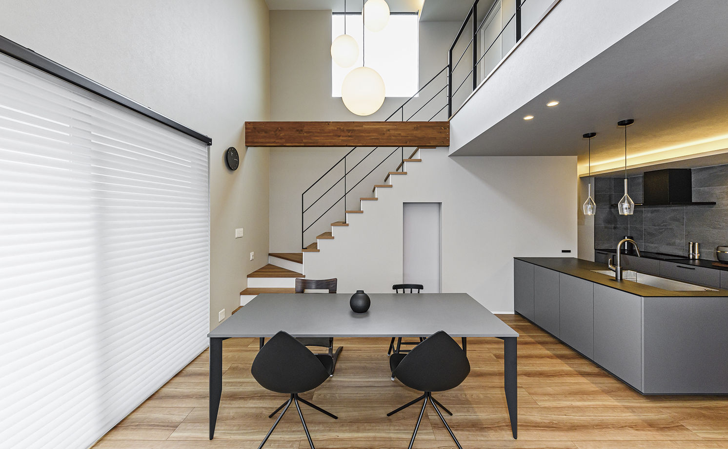 アールギャラリー(アールプランナー) 【2000万円台/30坪台/間取り有】モダンクラシックな塗り壁の外観。吹抜けとのギャップを楽しむ家の建築実例画像18