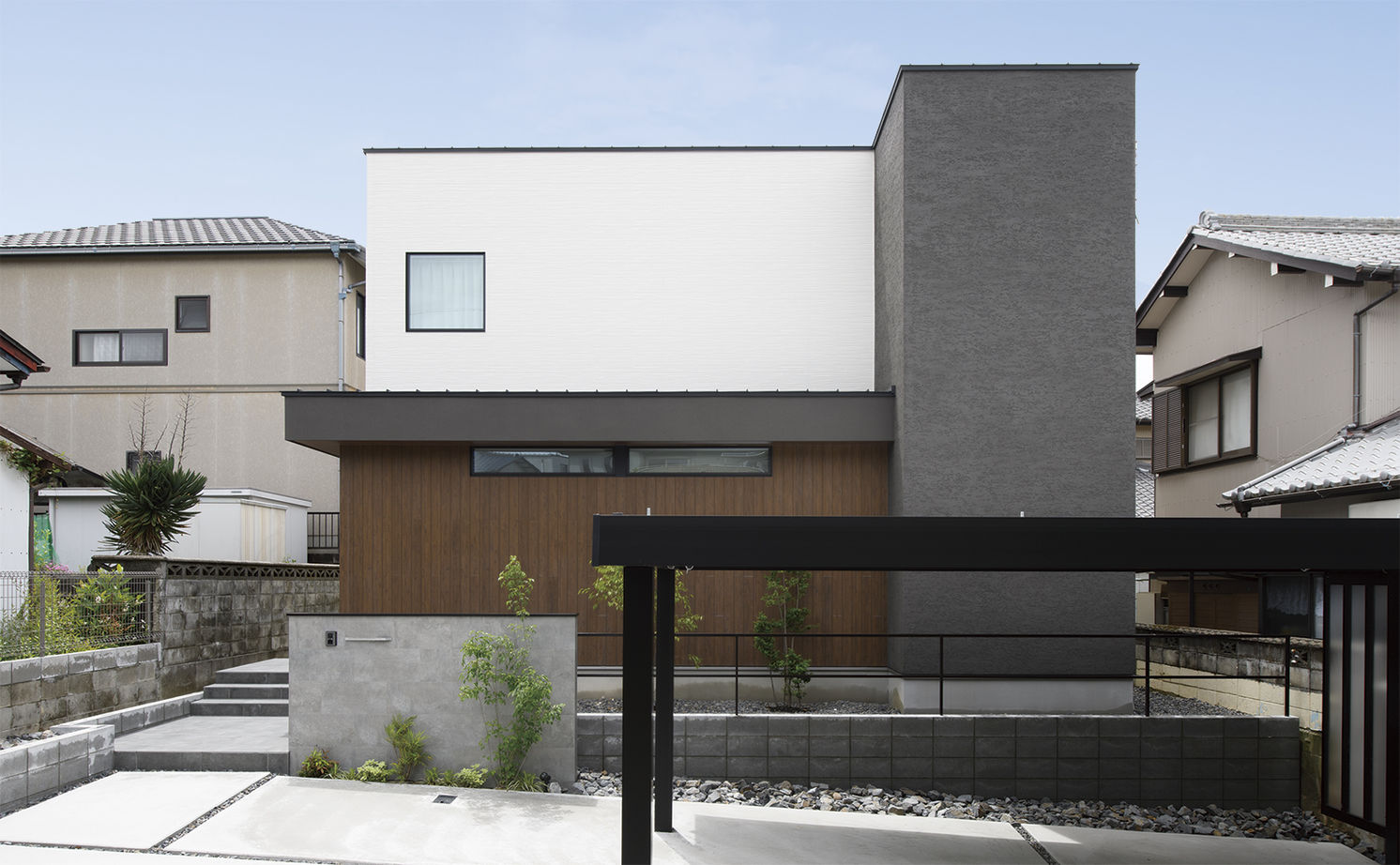 アールギャラリー(アールプランナー) 【2000万円台/36坪台/間取有】立地に左右されない、中庭のあるコートプラン。吹抜けが陽だまりを生み出す家の建築実例画像1