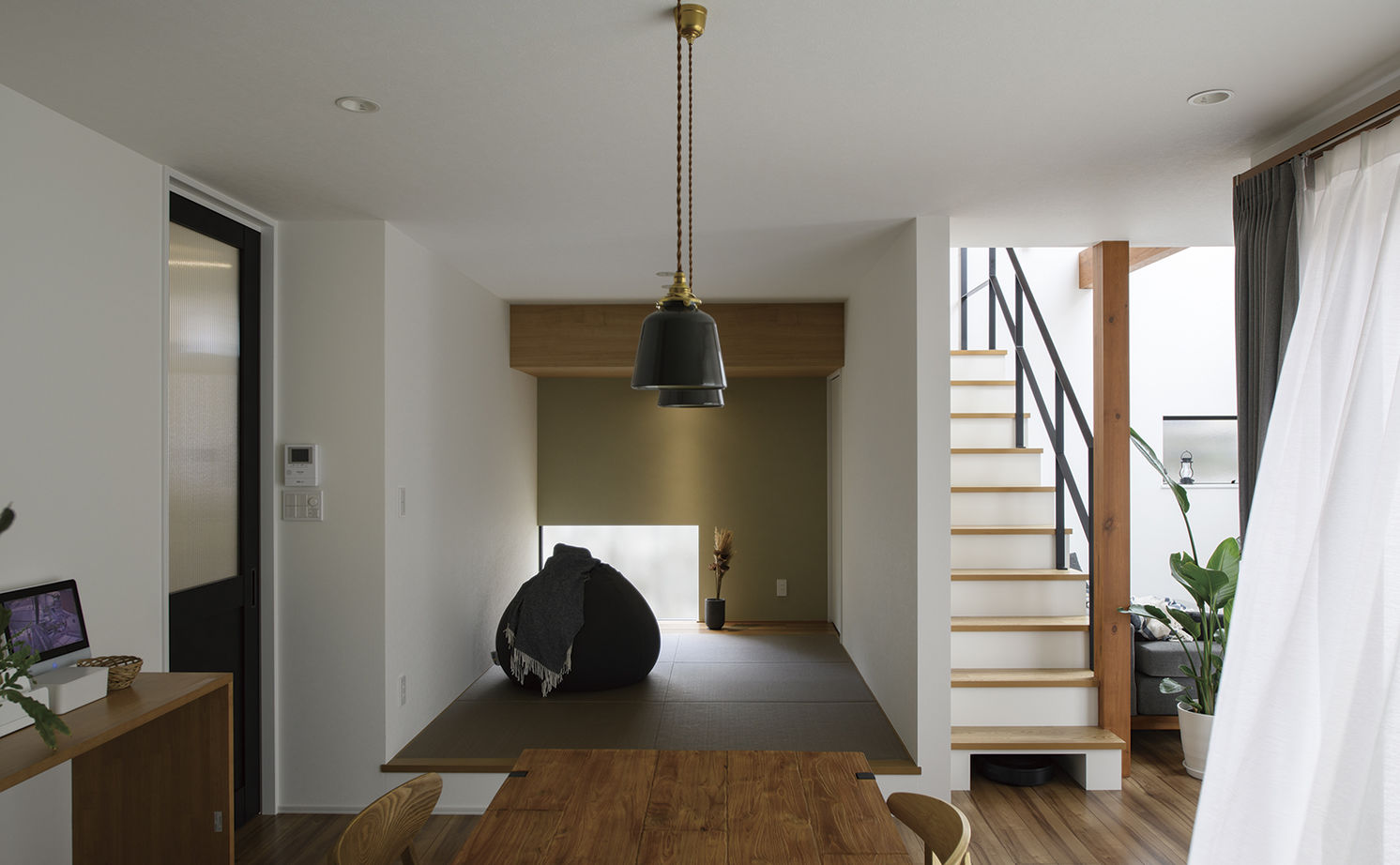 アールギャラリー(アールプランナー) 【2000万円台/36坪台/間取有】立地に左右されない、中庭のあるコートプラン。吹抜けが陽だまりを生み出す家の建築実例画像4