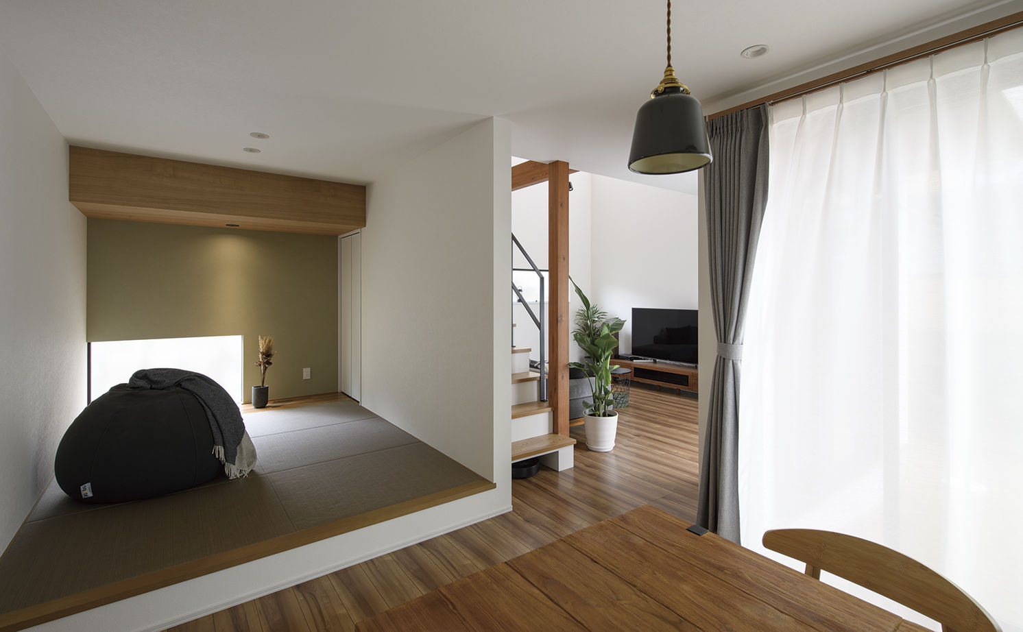 アールギャラリー(アールプランナー) 【2000万円台/36坪台/間取有】立地に左右されない、中庭のあるコートプラン。吹抜けが陽だまりを生み出す家の建築実例画像6