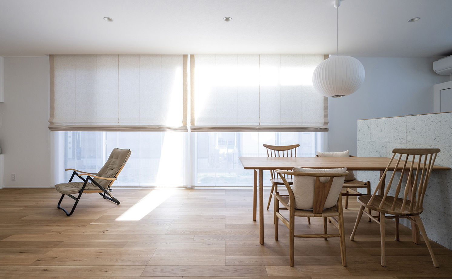 アールギャラリー(アールプランナー) 【2000万円台/35坪台/間取り有】吹付け壁の外観、造作のリビングドア＆吹抜け空間、シンプルモダンで創る家の建築実例画像2