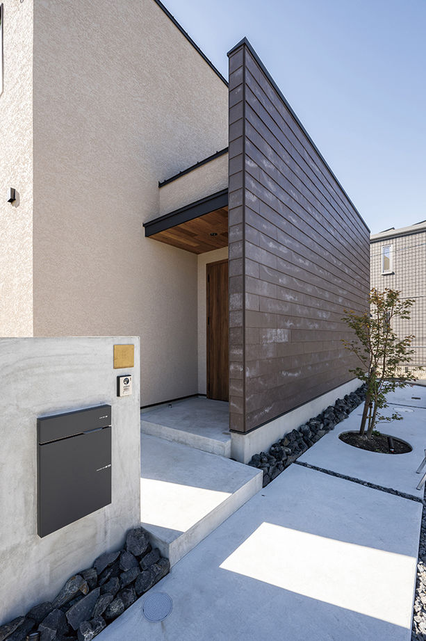 アールギャラリー(アールプランナー) 【2000万円台/35坪台/間取り有】吹付け壁の外観、造作のリビングドア＆吹抜け空間、シンプルモダンで創る家の建築実例画像3