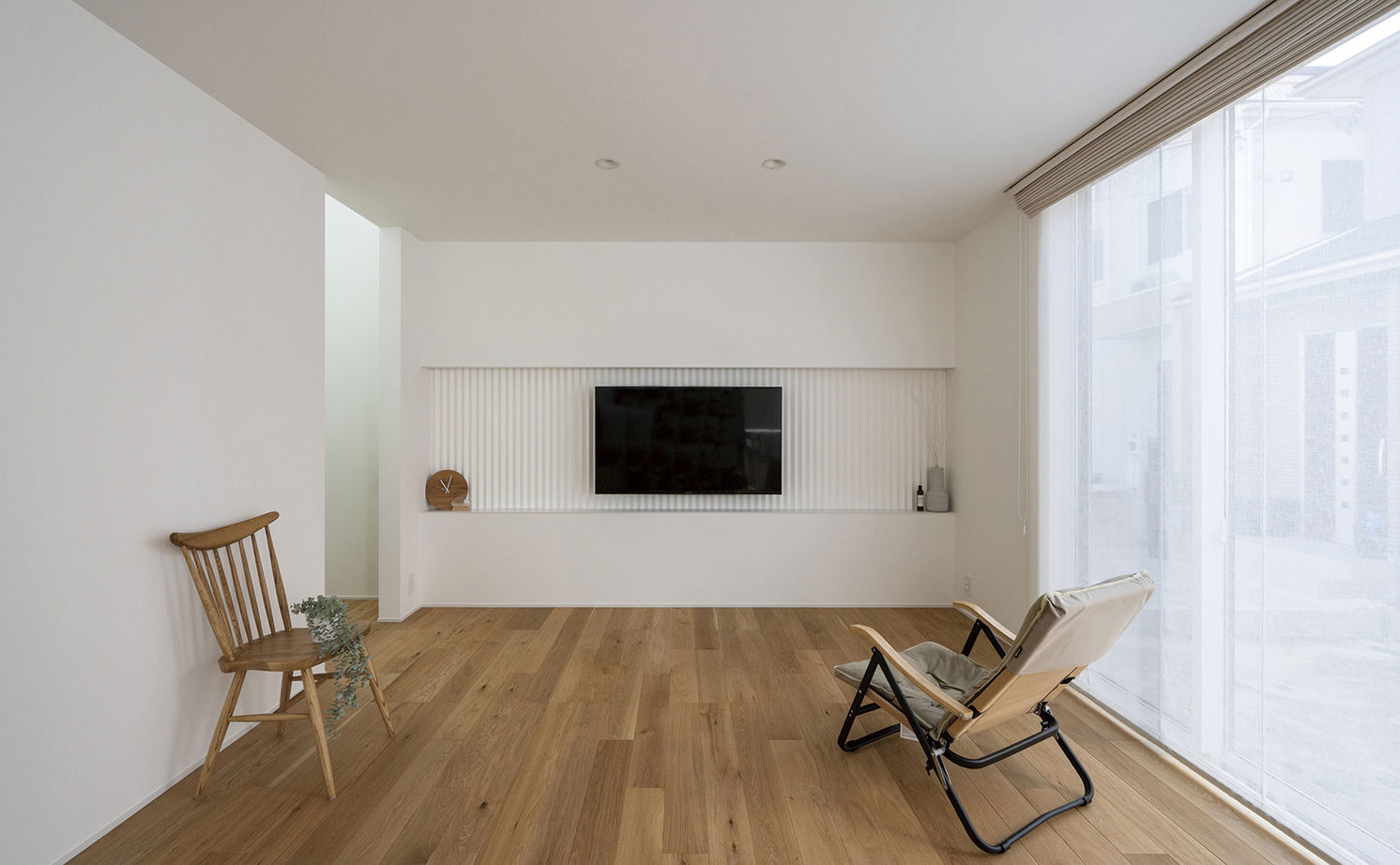 アールギャラリー(アールプランナー) 【2000万円台/35坪台/間取り有】吹付け壁の外観、造作のリビングドア＆吹抜け空間、シンプルモダンで創る家の建築実例画像4