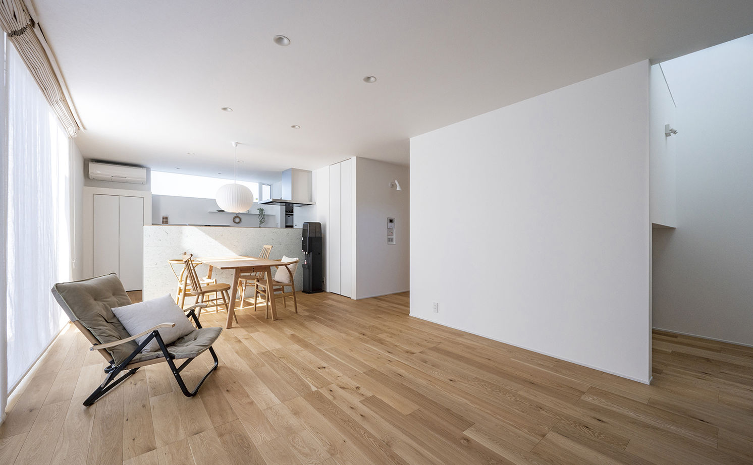 アールギャラリー(アールプランナー) 【2000万円台/35坪台/間取り有】吹付け壁の外観、造作のリビングドア＆吹抜け空間、シンプルモダンで創る家の建築実例画像5