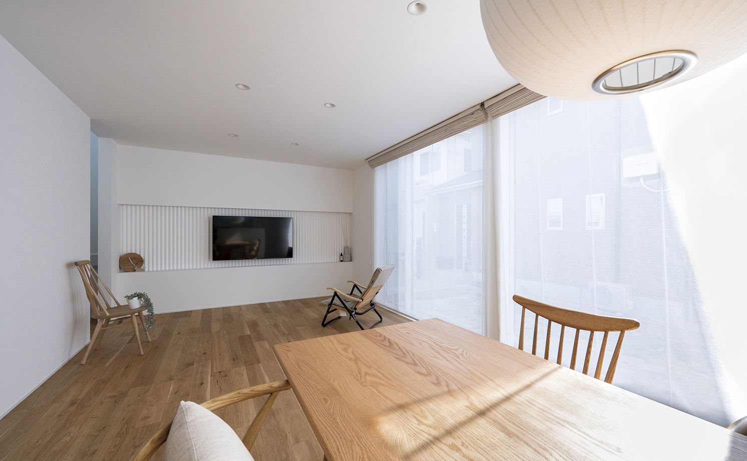 アールギャラリー(アールプランナー) 【2000万円台/35坪台/間取り有】吹付け壁の外観、造作のリビングドア＆吹抜け空間、シンプルモダンで創る家の建築実例画像7