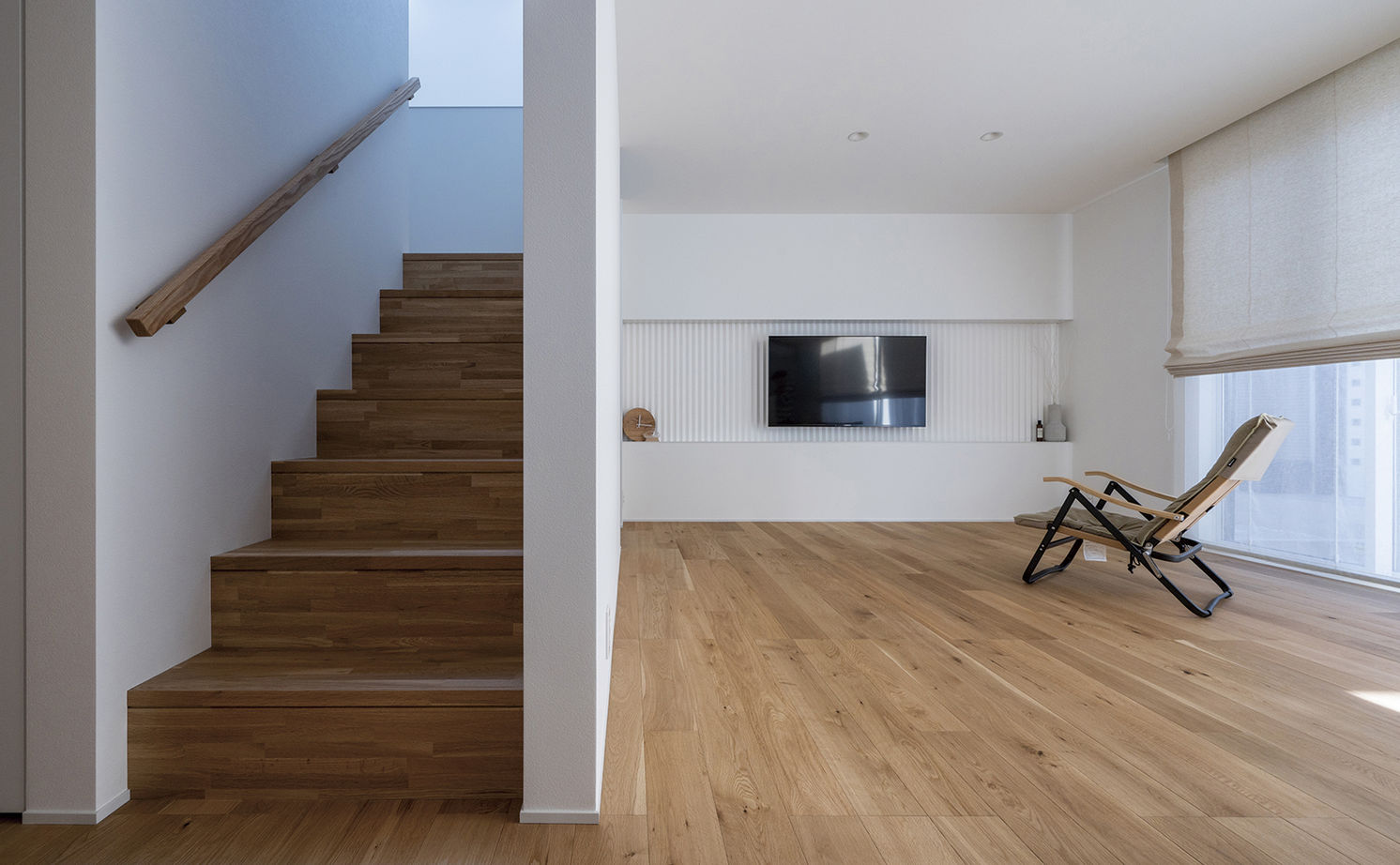 アールギャラリー(アールプランナー) 【2000万円台/35坪台/間取り有】吹付け壁の外観、造作のリビングドア＆吹抜け空間、シンプルモダンで創る家の建築実例画像8