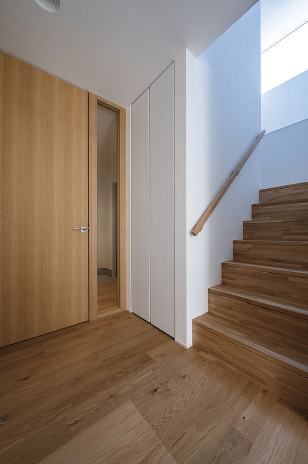 アールギャラリー(アールプランナー) 【2000万円台/35坪台/間取り有】吹付け壁の外観、造作のリビングドア＆吹抜け空間、シンプルモダンで創る家の建築実例画像9