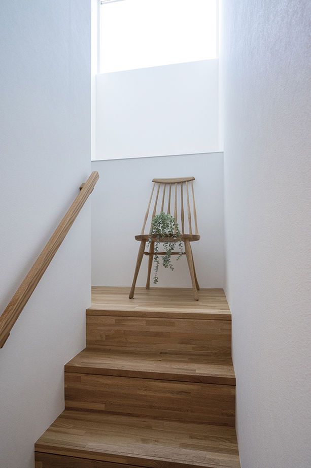 アールギャラリー(アールプランナー) 【2000万円台/35坪台/間取り有】吹付け壁の外観、造作のリビングドア＆吹抜け空間、シンプルモダンで創る家の建築実例画像10