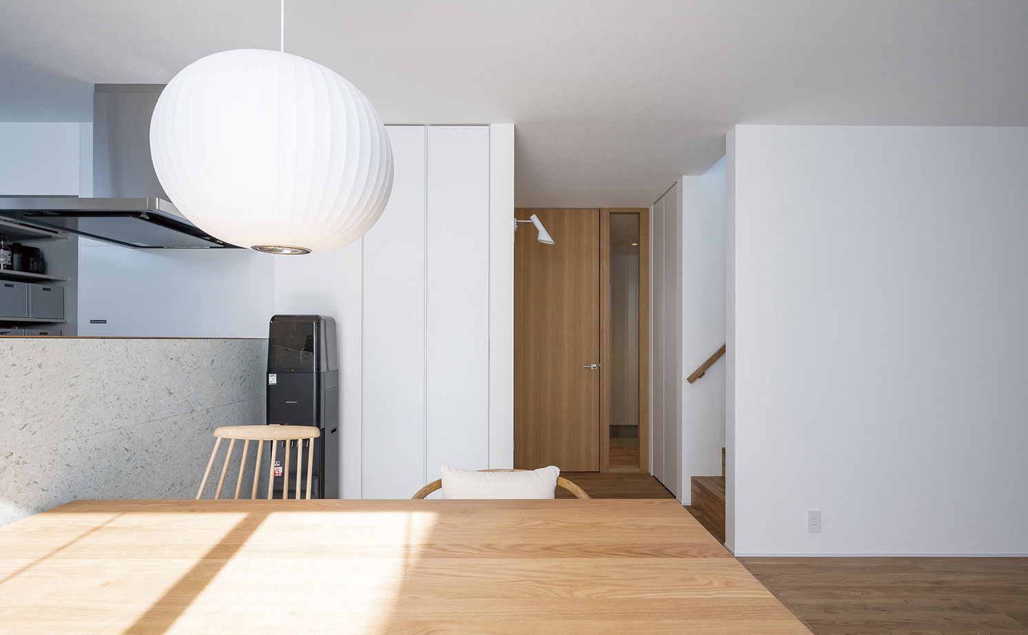 アールギャラリー(アールプランナー) 【2000万円台/35坪台/間取り有】吹付け壁の外観、造作のリビングドア＆吹抜け空間、シンプルモダンで創る家の建築実例画像11