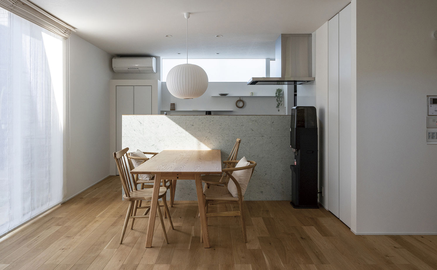 アールギャラリー(アールプランナー) 【2000万円台/35坪台/間取り有】吹付け壁の外観、造作のリビングドア＆吹抜け空間、シンプルモダンで創る家の建築実例画像12