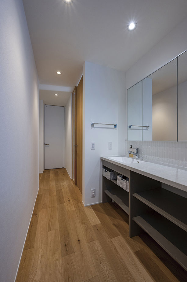 アールギャラリー(アールプランナー) 【2000万円台/35坪台/間取り有】吹付け壁の外観、造作のリビングドア＆吹抜け空間、シンプルモダンで創る家の建築実例画像13