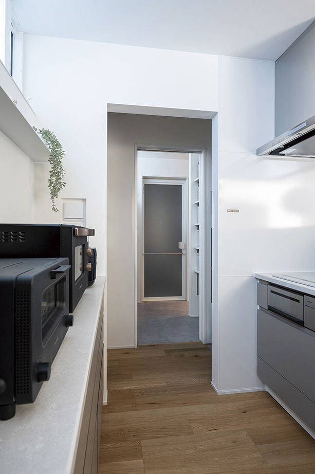 アールギャラリー(アールプランナー) 【2000万円台/35坪台/間取り有】吹付け壁の外観、造作のリビングドア＆吹抜け空間、シンプルモダンで創る家の建築実例画像14