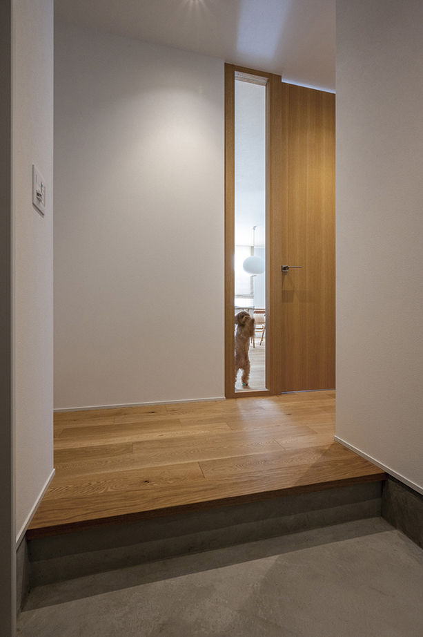 アールギャラリー(アールプランナー) 【2000万円台/35坪台/間取り有】吹付け壁の外観、造作のリビングドア＆吹抜け空間、シンプルモダンで創る家の建築実例画像15