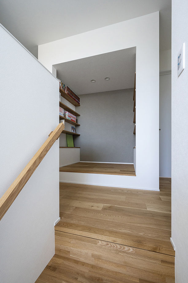 アールギャラリー(アールプランナー) 【2000万円台/35坪台/間取り有】吹付け壁の外観、造作のリビングドア＆吹抜け空間、シンプルモダンで創る家の建築実例画像16