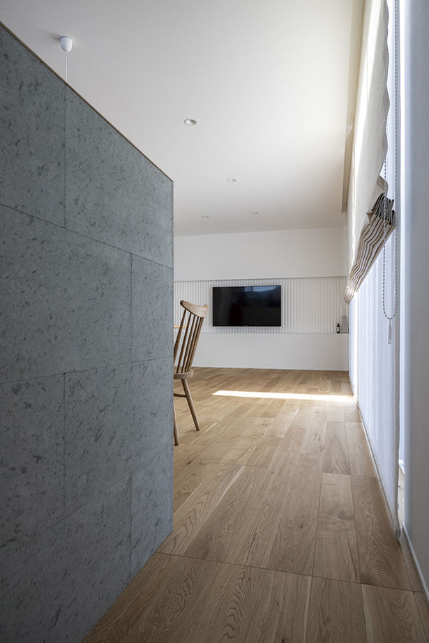 アールギャラリー(アールプランナー) 【2000万円台/35坪台/間取り有】吹付け壁の外観、造作のリビングドア＆吹抜け空間、シンプルモダンで創る家の建築実例画像17