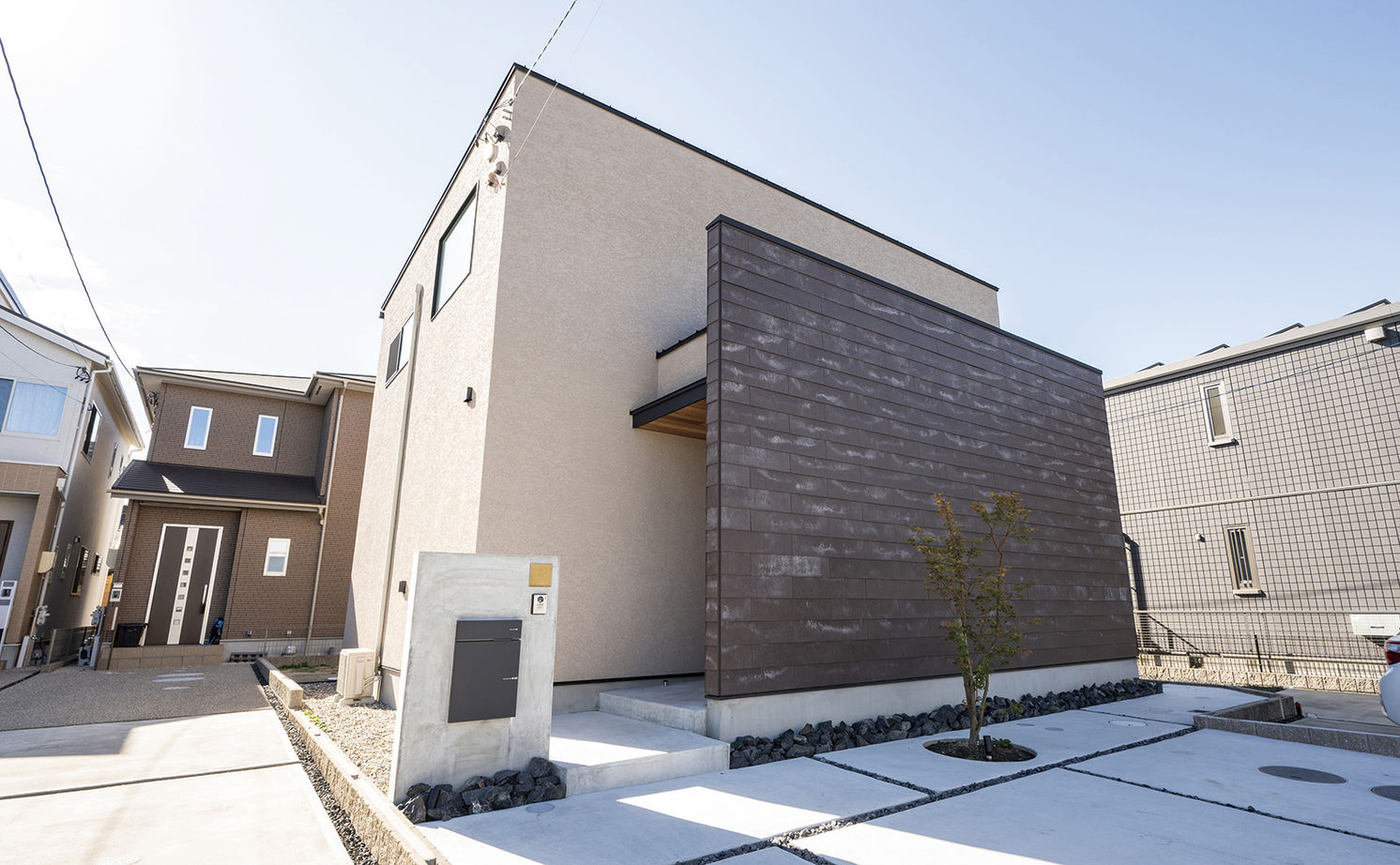 アールギャラリー(アールプランナー) 【2000万円台/35坪台/間取り有】吹付け壁の外観、造作のリビングドア＆吹抜け空間、シンプルモダンで創る家の建築実例画像18