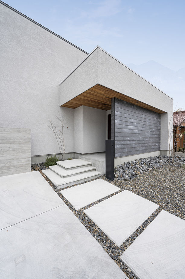 アールギャラリー(アールプランナー) 【2000万円台/40坪台/間取り有】吹付壁や無垢床の素材使いでシンプルさを磨く。ホワイト＆ウッドが似合う家の建築実例画像3