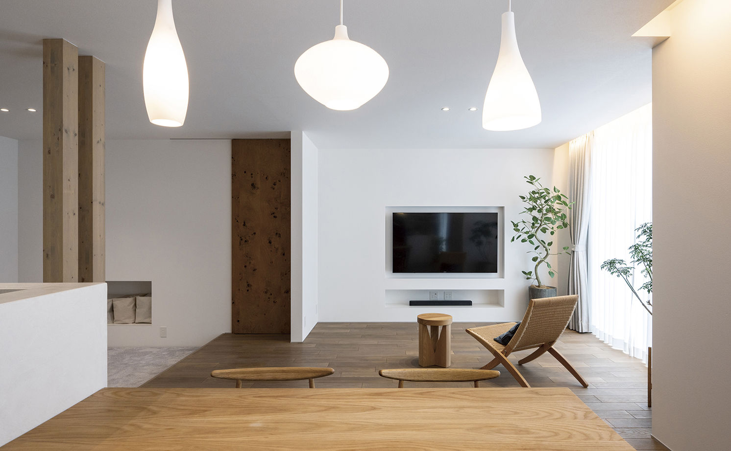 アールギャラリー(アールプランナー) 【2000万円台/40坪台/間取り有】吹付壁や無垢床の素材使いでシンプルさを磨く。ホワイト＆ウッドが似合う家の建築実例画像4