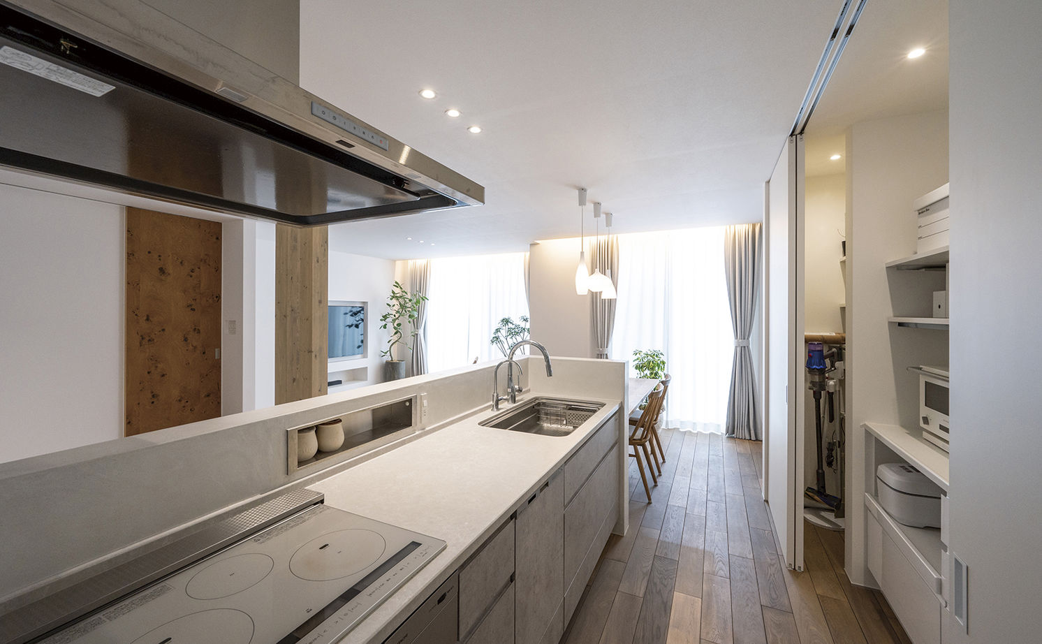 アールギャラリー(アールプランナー) 【2000万円台/40坪台/間取り有】吹付壁や無垢床の素材使いでシンプルさを磨く。ホワイト＆ウッドが似合う家の建築実例画像7