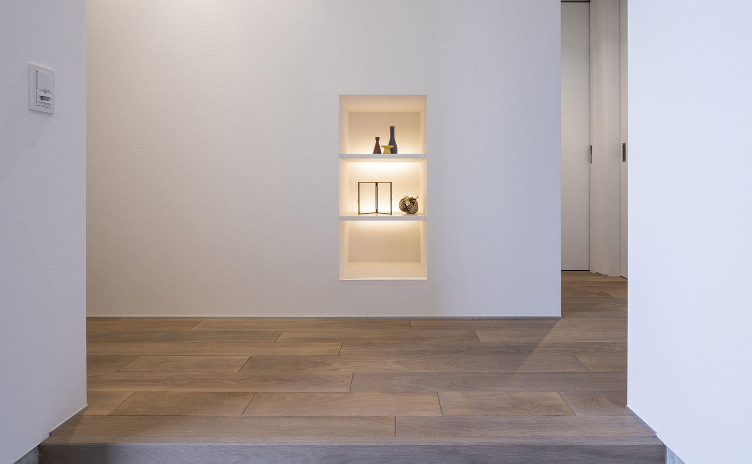 アールギャラリー(アールプランナー) 【2000万円台/40坪台/間取り有】吹付壁や無垢床の素材使いでシンプルさを磨く。ホワイト＆ウッドが似合う家の建築実例画像11