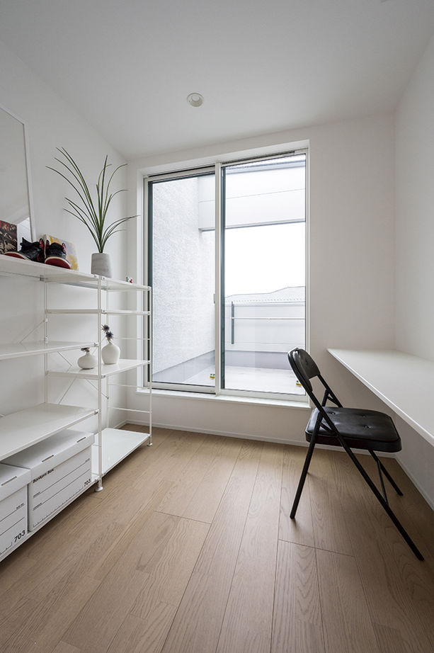 アールギャラリー(アールプランナー) 【2000万円台/40坪台/間取り有】吹付壁や無垢床の素材使いでシンプルさを磨く。ホワイト＆ウッドが似合う家の建築実例画像14