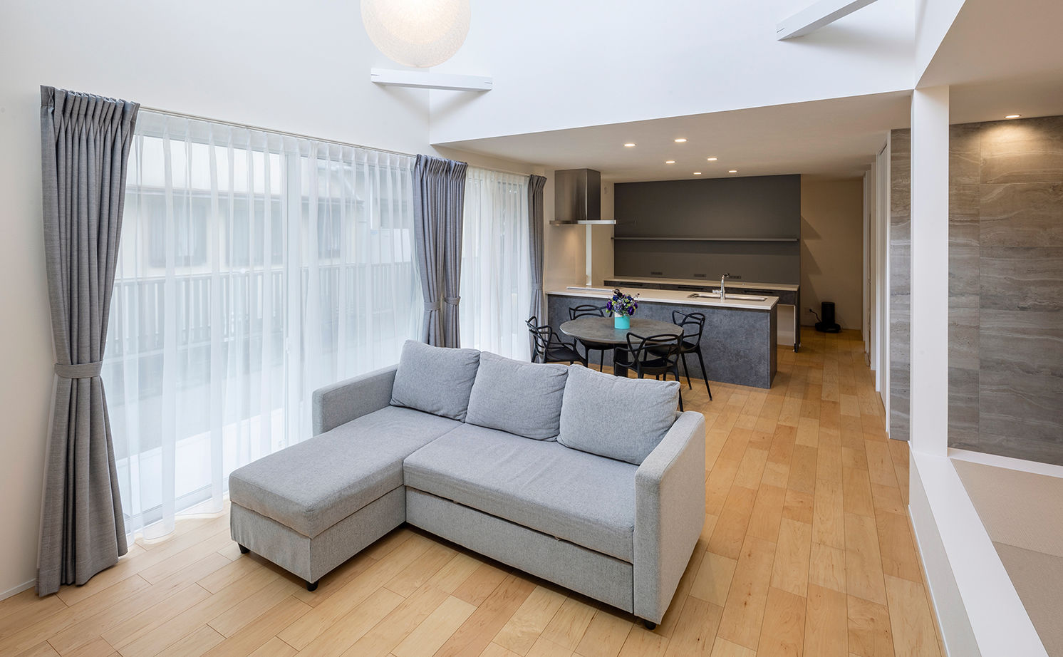 アールギャラリー(アールプランナー) 【平屋/3000万円台/30坪台/3LDK/間取り図】明るい空の景色が日常になる。天井高5ｍ超の吹抜けを叶えた平屋の建築実例画像4