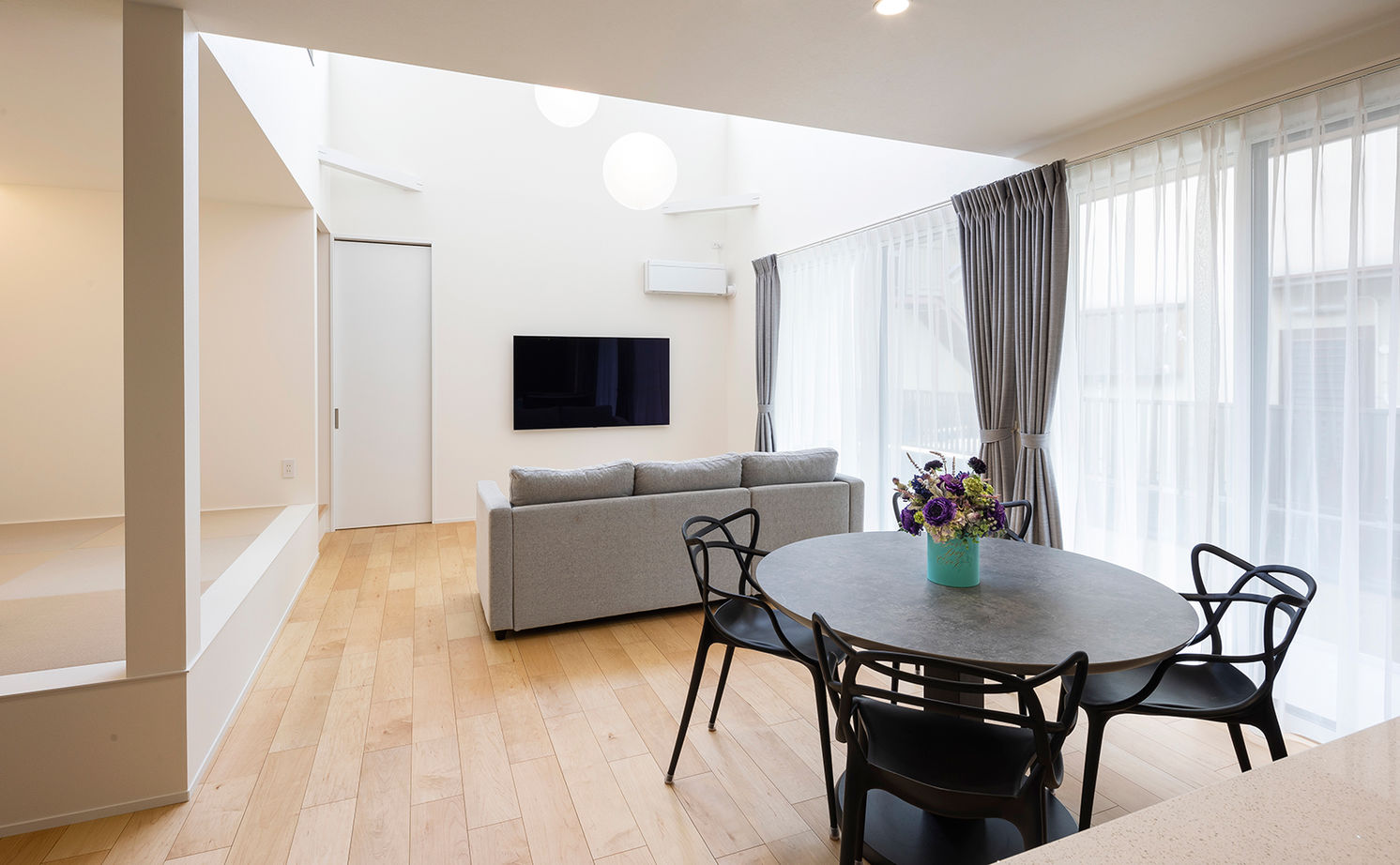 アールギャラリー(アールプランナー) 【平屋/3000万円台/30坪台/3LDK/間取り図】明るい空の景色が日常になる。天井高5ｍ超の吹抜けを叶えた平屋の建築実例画像12