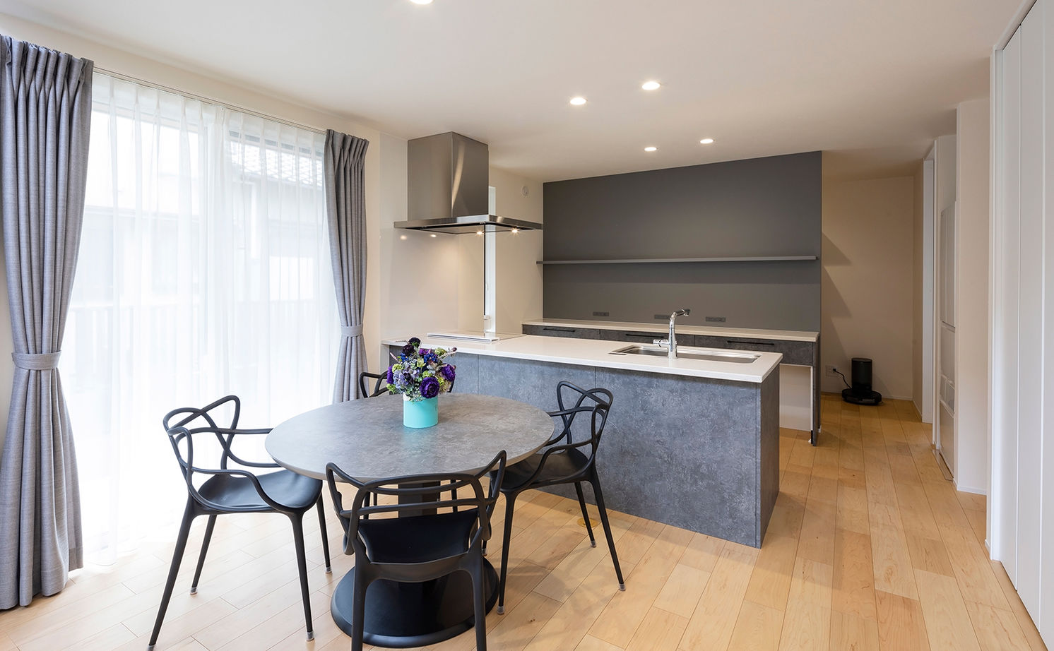 アールギャラリー(アールプランナー) 【平屋/3000万円台/30坪台/3LDK/間取り図】明るい空の景色が日常になる。天井高5ｍ超の吹抜けを叶えた平屋の建築実例画像18