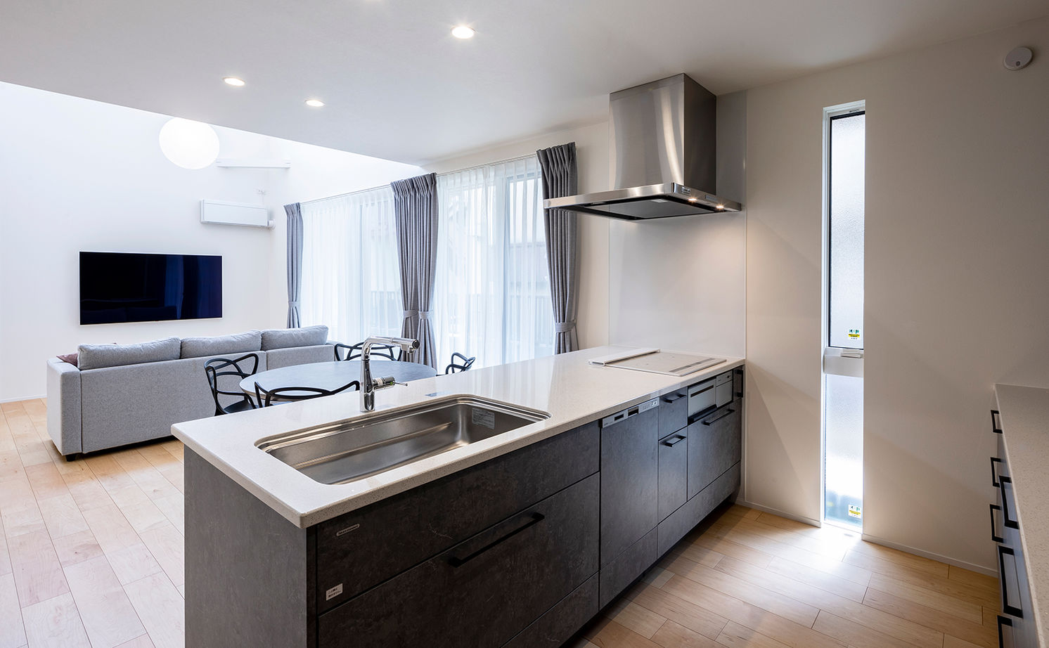 アールギャラリー(アールプランナー) 【平屋/3000万円台/30坪台/3LDK/間取り図】明るい空の景色が日常になる。天井高5ｍ超の吹抜けを叶えた平屋の建築実例画像19